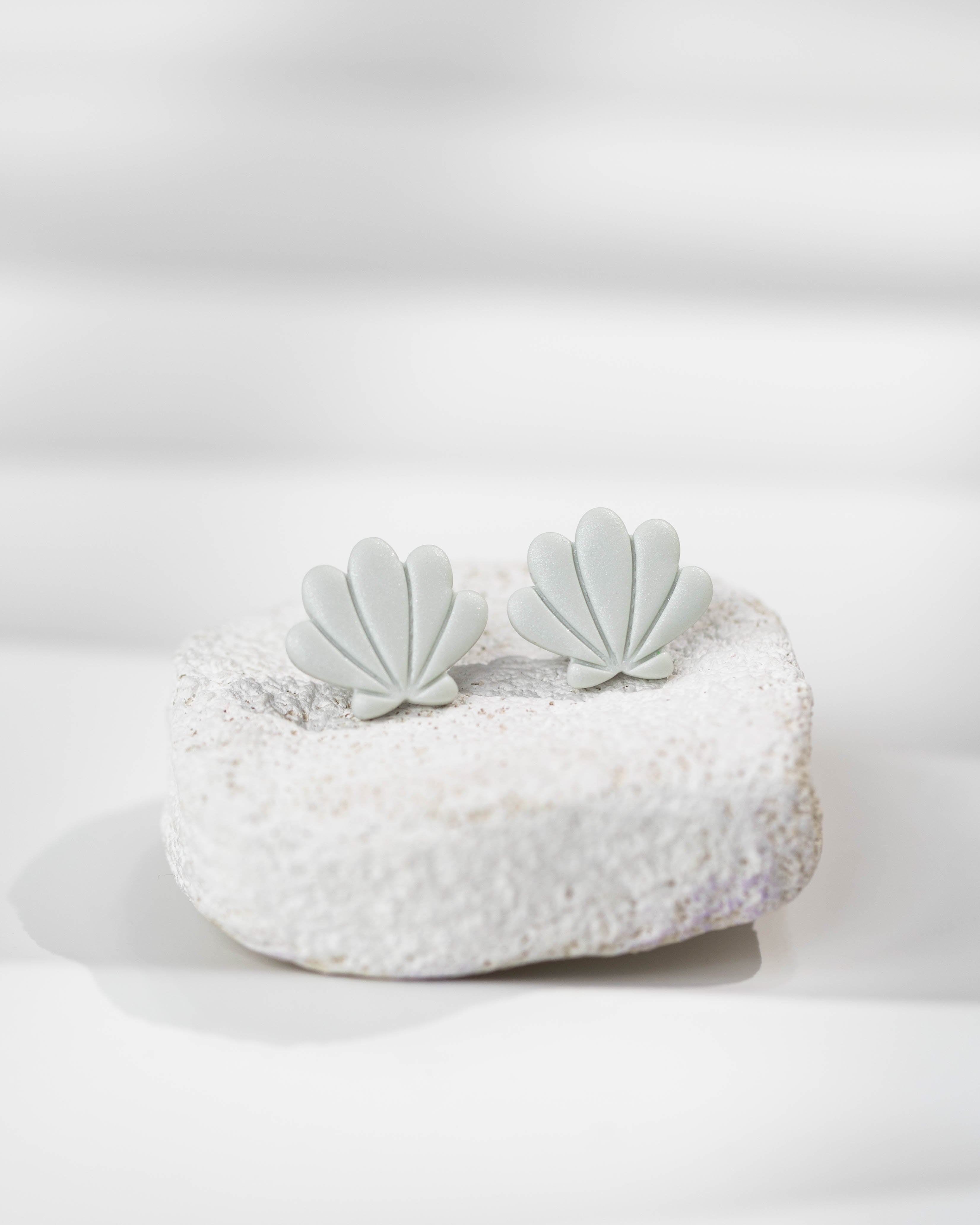 Cercei Studs Shell - pearl light green