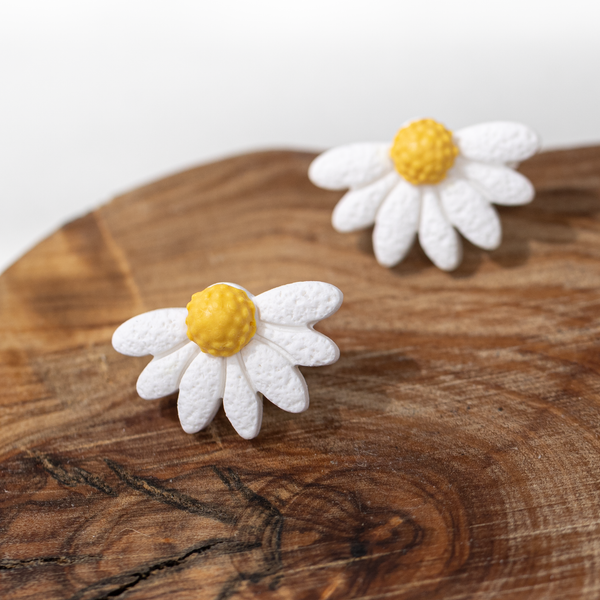 Cercei Summer Studs - white