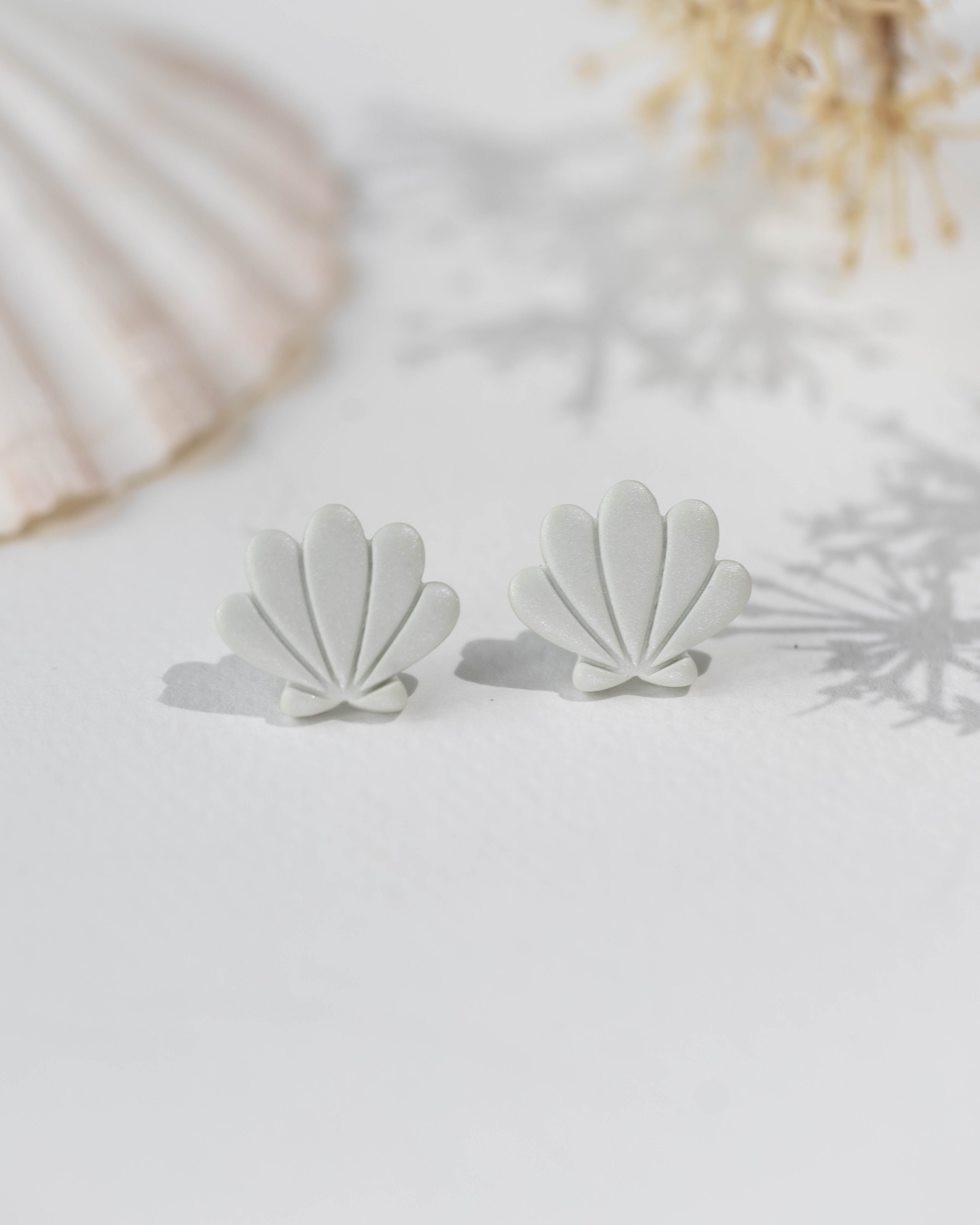 Cercei Studs Shell - pearl light green
