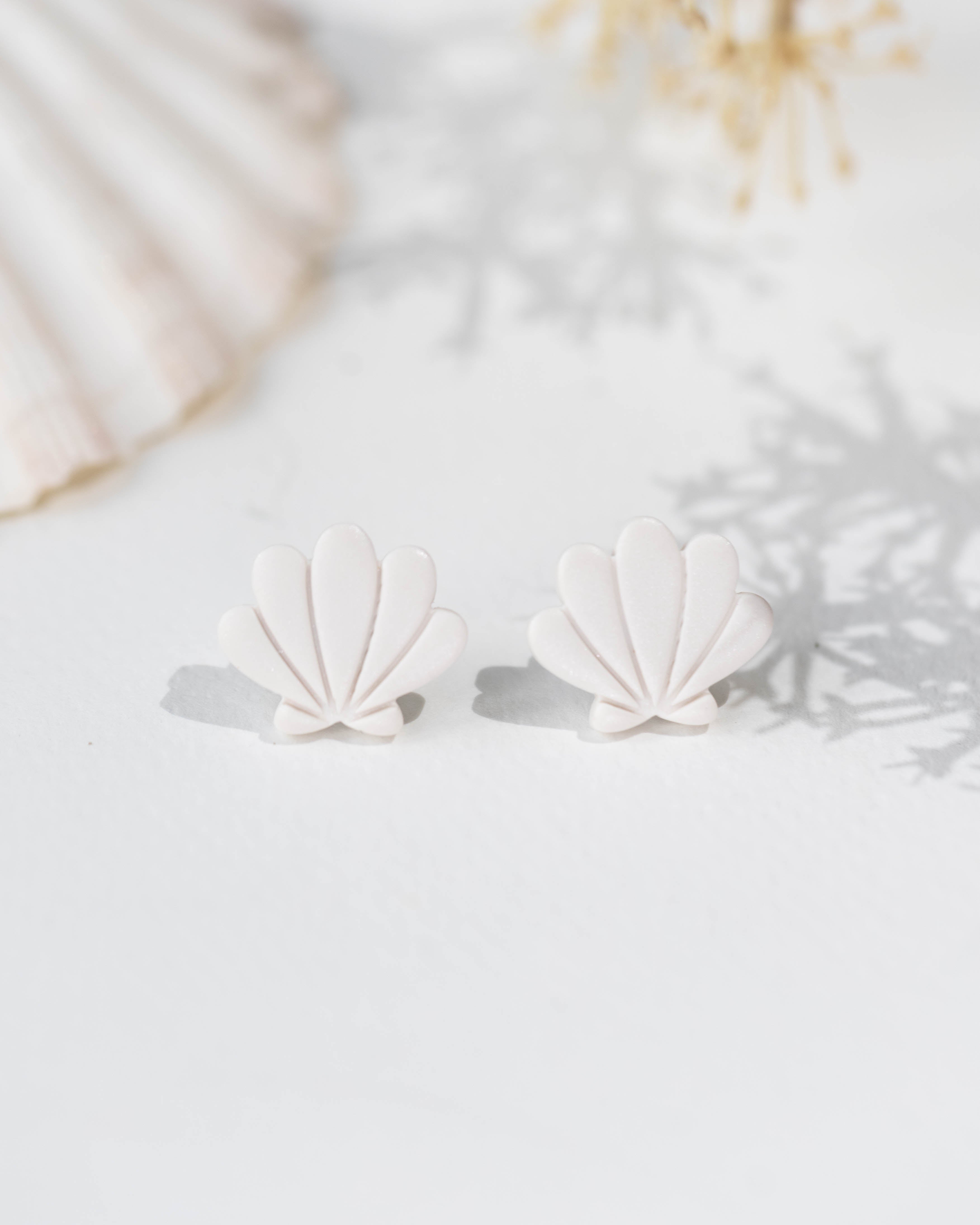 Cercei Studs Shell - pearl