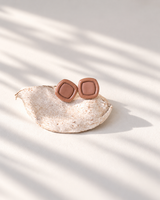 Cercei Mochi – Mini Studs Cocoa