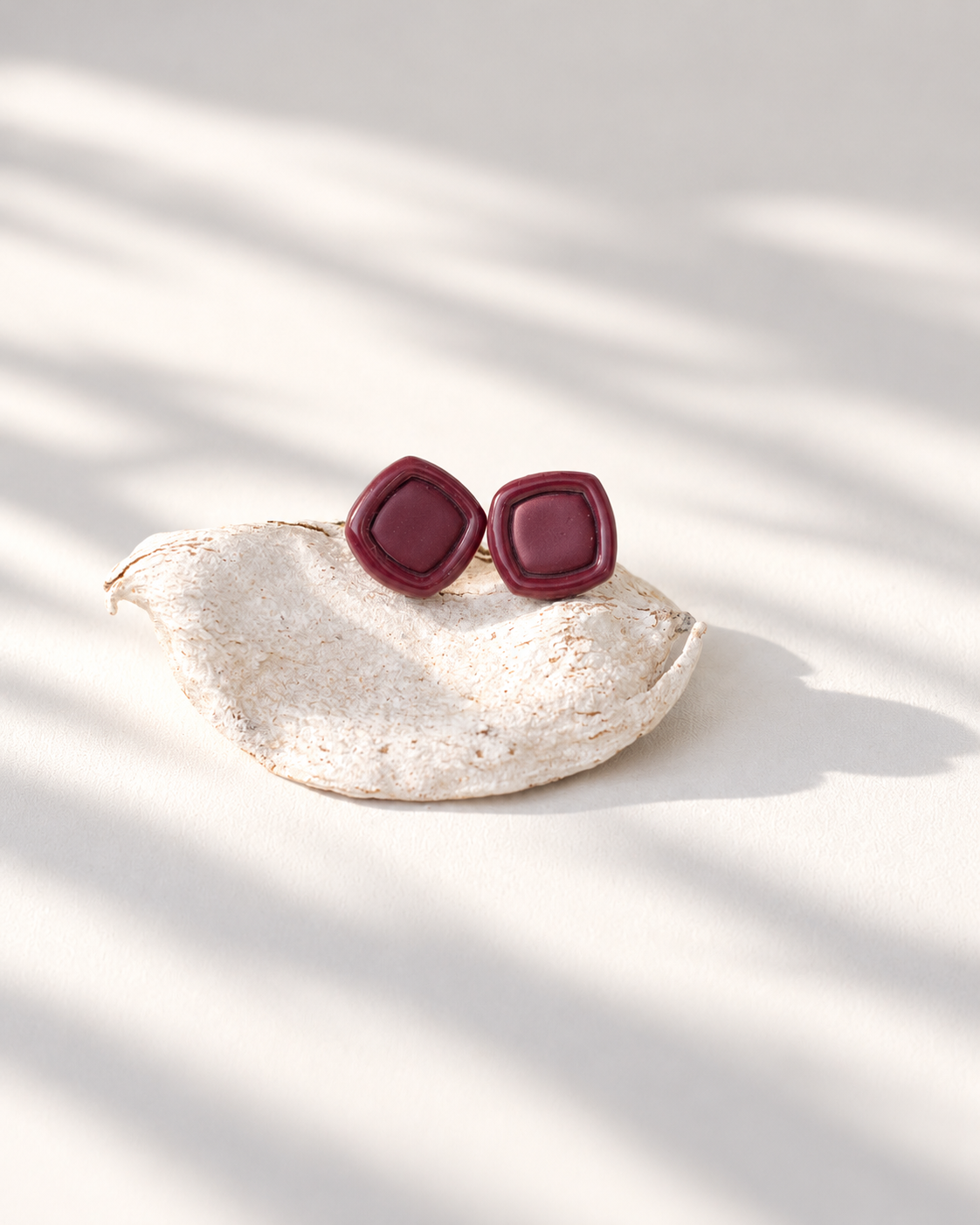 Cercei Mochi – Mini Studs Burgundy