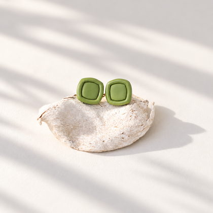 Cercei Mochi – Mini Studs Green