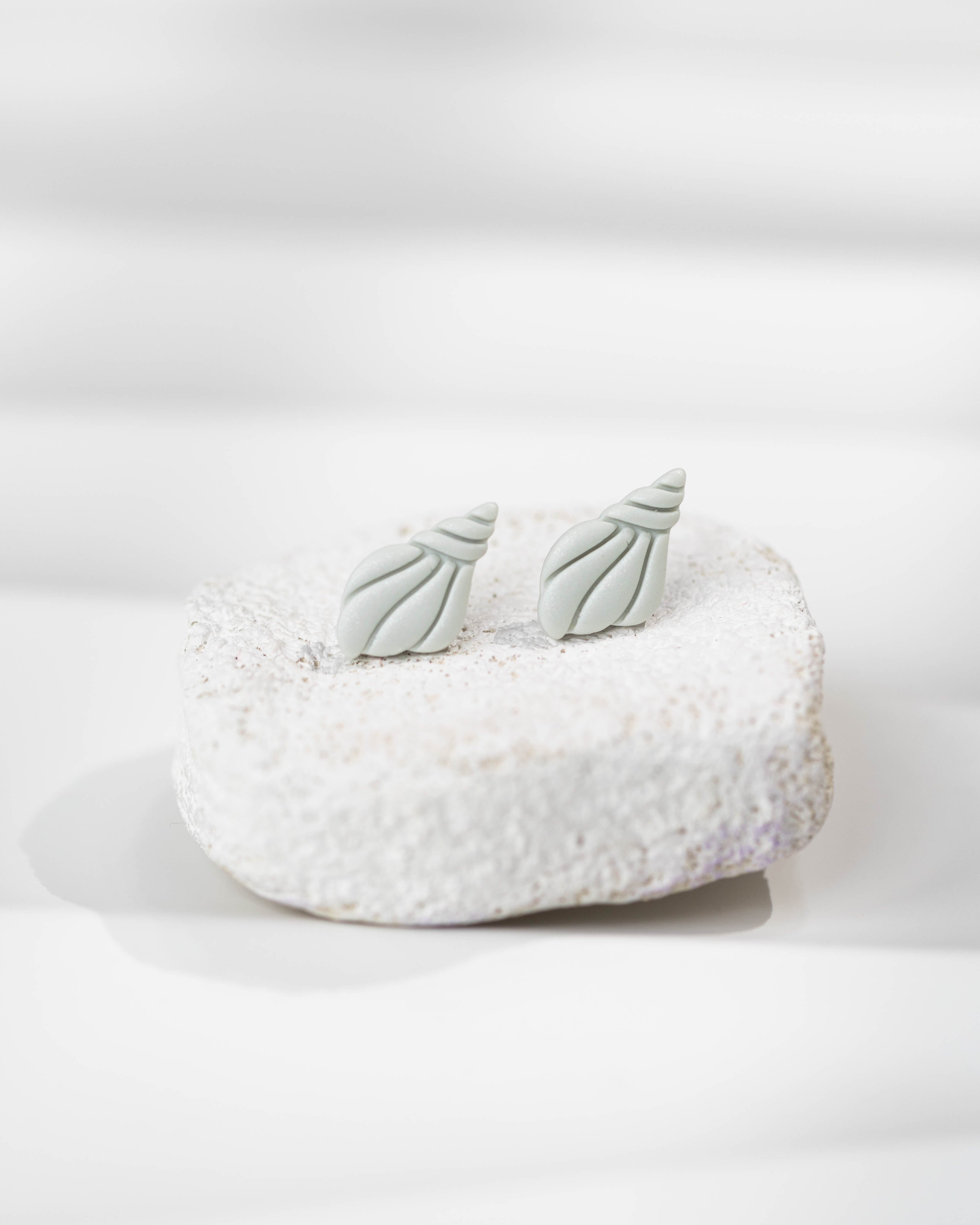 Cercei Studs Ocean Shell - pearl light green