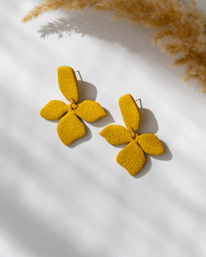 Cercei Fleur – Mustard pe fundal luminos, cu pampas