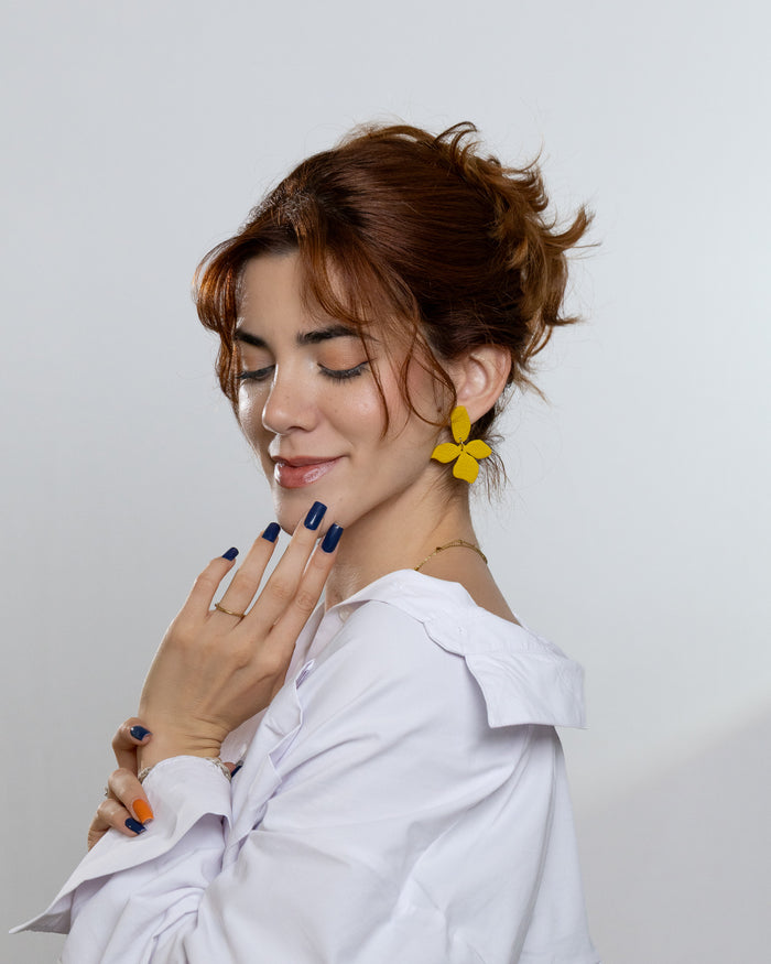 Cercei Fleur – Mustard purtați — colecția Fall in LOVE MARAI