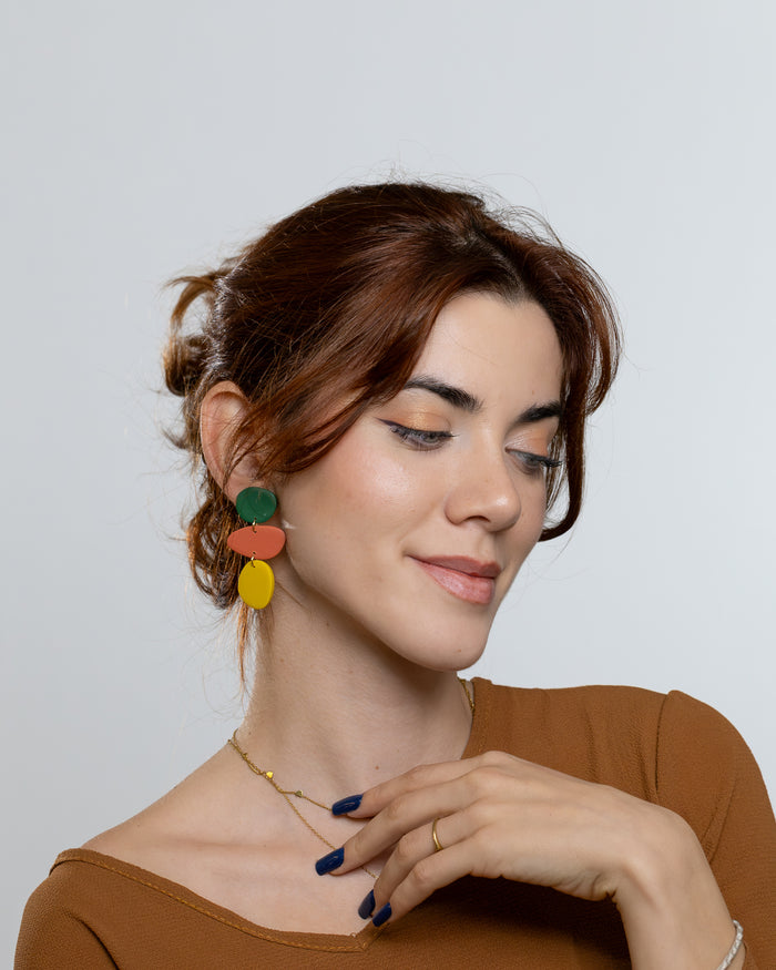 Cercei Retro Colors purtați cu un top maro
